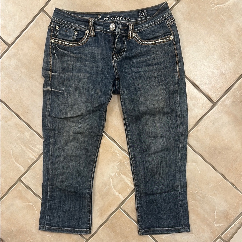 Blue Cropped Jeans with Distressed Detailing